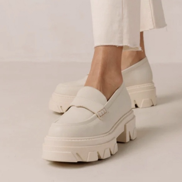 ALOHAS Shoes - ALOHAS Women's Off-White Trailblazer Loafers Size 8.5